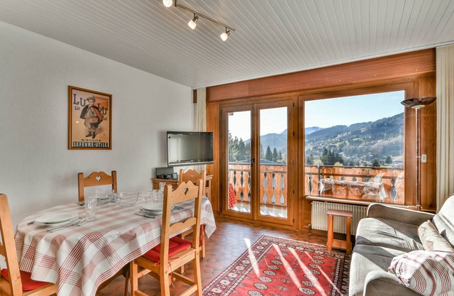 Cozy 1BR Apartment near Slopes & Center – Sleeps 4, Balcony, WiFi, Parking Available