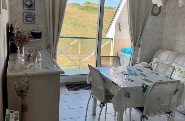 Cozy 1BR Apt 400m from Beach with Balcony, Parking & Scenic Views