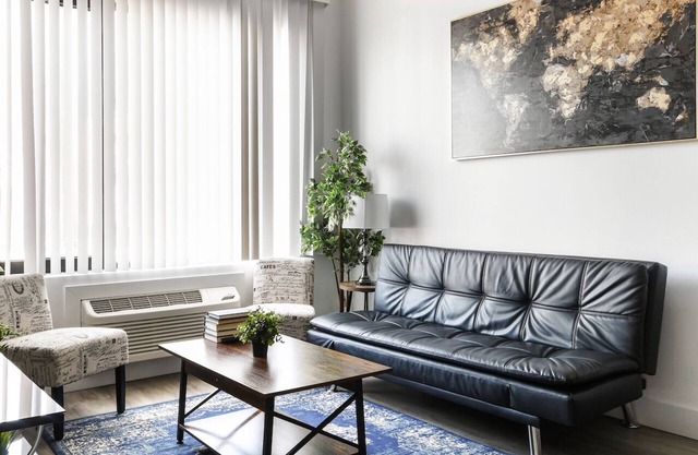 Cozy 1BR Next to Airport 0325