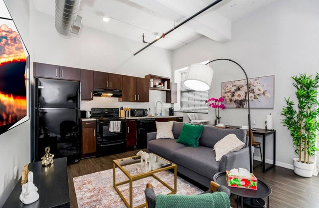 Cozy 1BR Parking, Rooftop Near Arrowhd & TMobile