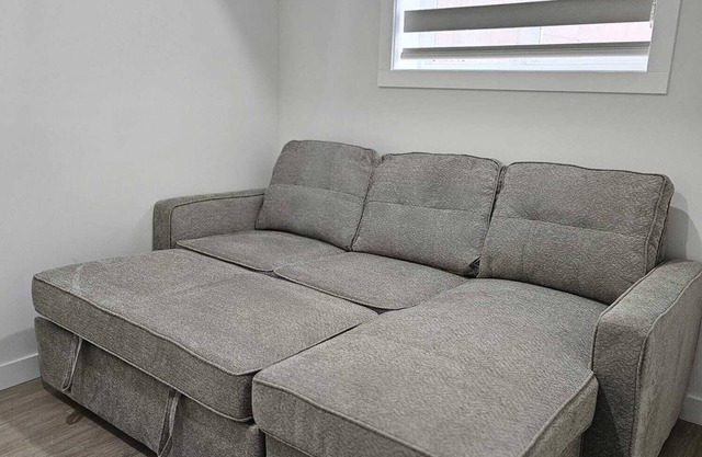 Cozy 1BR Suite, Sleeps 4, Private Entry + Parking