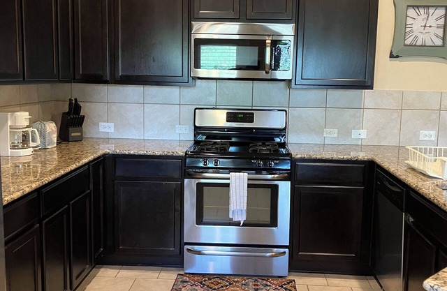 Cozy 2 Bd/2 Ba Home in Quiet Neighborhood – 15 min to Ft Sam Houston & Riverwalk