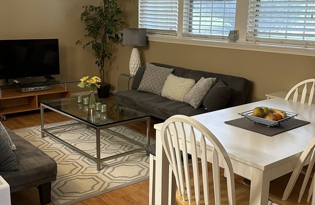 Cozy 2 Bdr Condo close to everything