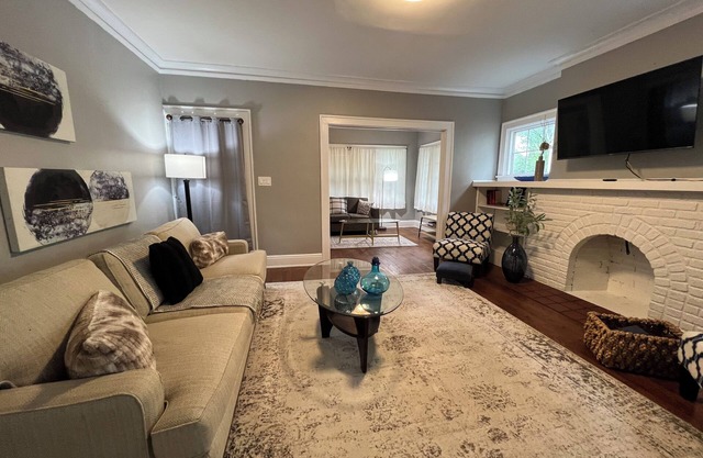 Cozy 2 bedroom apartment Apt Near Cleveland Clinic/CWRU/UH & Great hangouts
