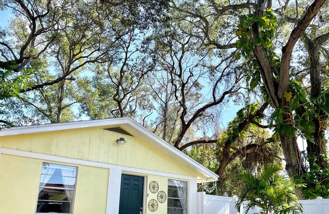Cozy 2 Bedroom 12 Minutes from Clearwater Beach!