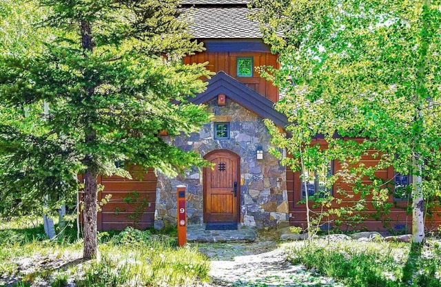 Cozy 2-bedroom, 2.5 Bath Cabin located in the Tamarack Ski Resort, Donnelly, ID.