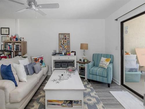 Cozy 2-Bedroom Apartment Near the Water