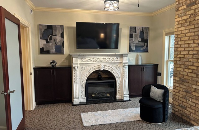 Cozy 2-bedroom apartment situated in the heart of quaint East Dundee