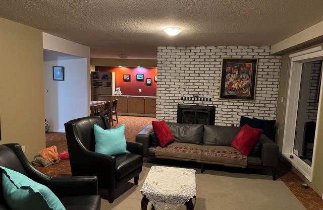 Cozy 2-bedroom apartment with WiFi, AC in amazing Penticton