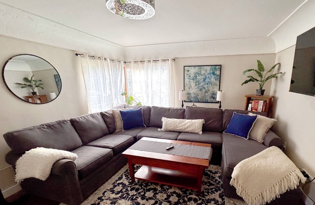Cozy 2-bedroom apartment in Vancouver walk/bike distance to pubs/shopping!