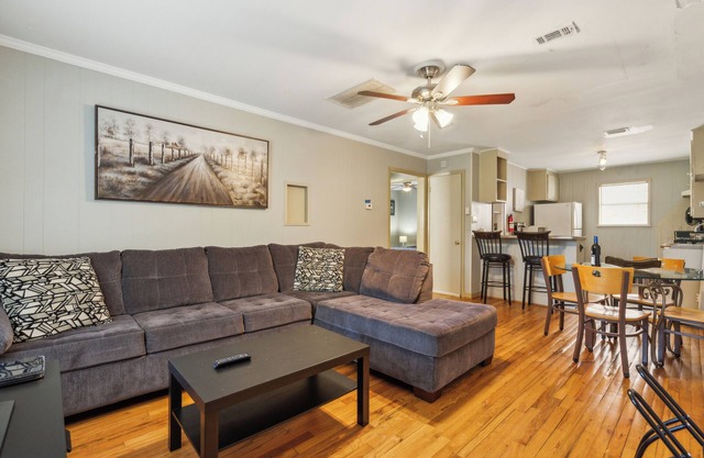 Cozy 2-bedroom apartment in awesome Houston's Museum district by Texas MedCtr