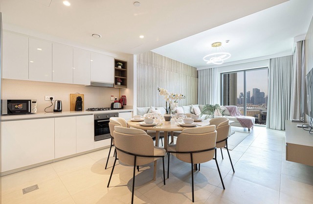 Cozy 2-bedroom Apartment with Burj Khalifa View, Steps to Dubai Mall