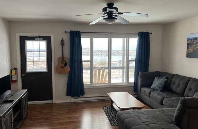 Cozy 2 bedroom bungalow overlooking scenic Twillingate harbour