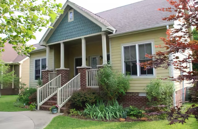 Cozy 2-bedroom bungalow in Historic Lower Town Paducah with AC, WiFi