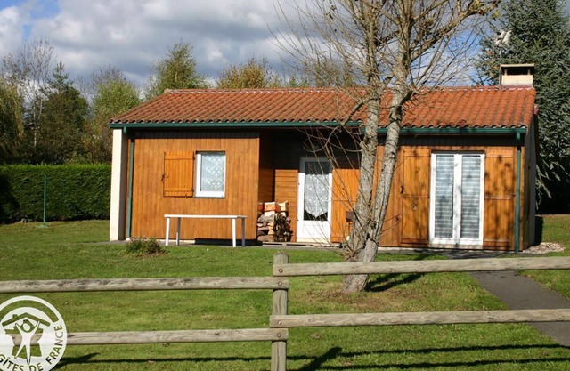 Cozy 2-bedroom cottage with fireplace and garden, pets allowed