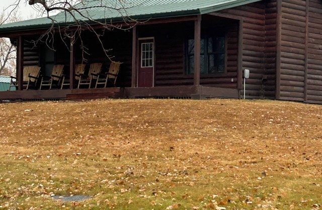 Cozy 2-bedroom cabin with WiFi, AC in serene Big Stone City