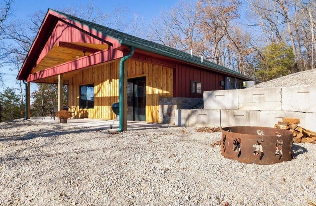 Cozy 2-bedroom cabin in cotter with beautiful river views!