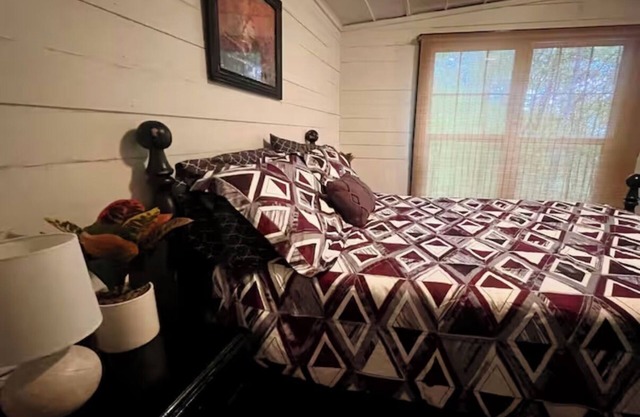 Cozy 2-bedroom cabin in charming Hinton with WiFi