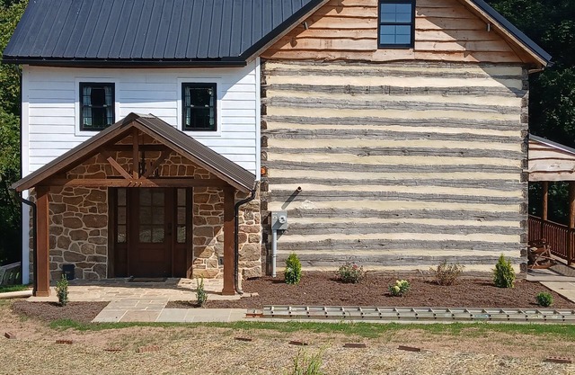 Cozy 2-bedroom cabin in charming Fawn Grove with AC, WIFI & walking trail.