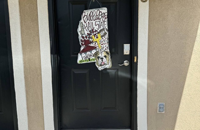 Cozy 2-bedroom condo in Starkville. Close to MSU and all attractions