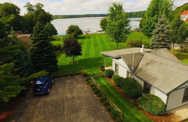 Cozy 2 Bedroom Cottage Sleeps 7 in the village of Lake Ann