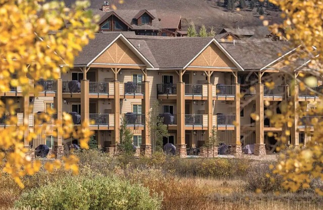 Cozy 2 Bedroom Deluxe in the Rocky Mountains