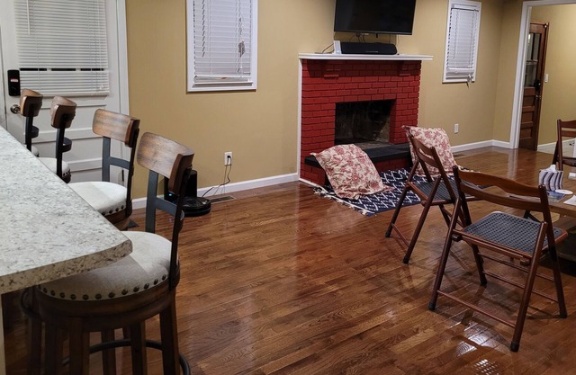 Cozy 2 bedroom home with free covered parking