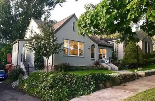 Cozy 2-bedroom home in charming neighborhood