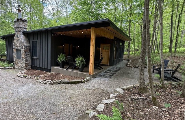 Cozy 2-bedroom house close to Seven Springs & Hidden Valley, sleeps up to 8