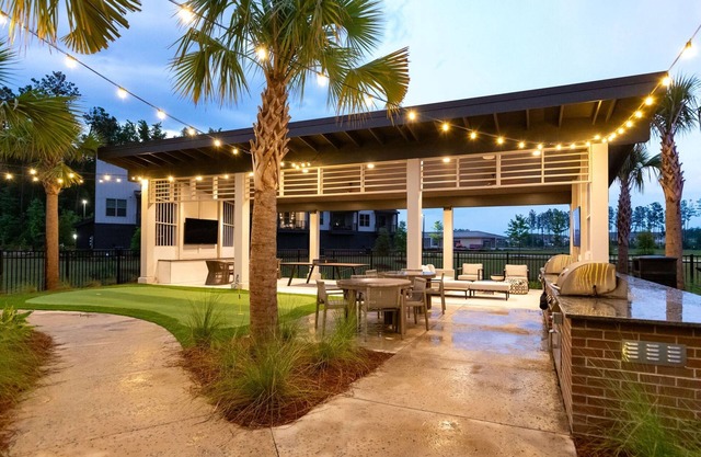 Cozy 2-bedroom luxury apartment in Summerville with WiFi, AC