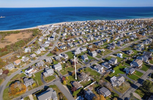 Cozy 2 bedroom retreat just minutes from Town Neck Beach with central AC