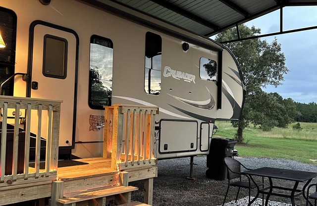 Cozy 2-bedroom RV with WiFi and AC near Ft Johnson