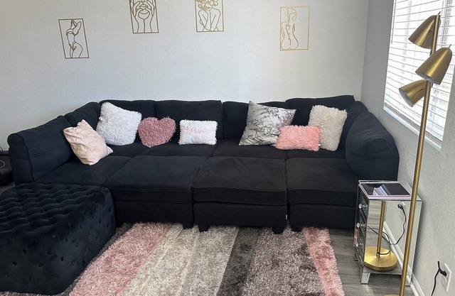 Cozy 2-bedroom townhome near DEN Airport pet friendly.