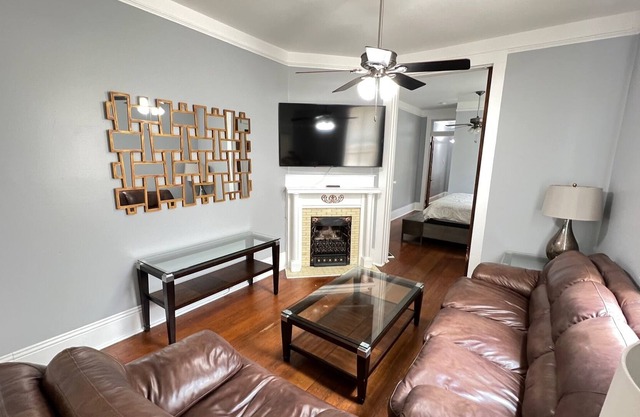 Cozy 2 Bedroom Uptown