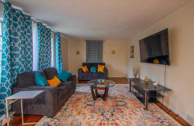 Cozy 2 Bedroom in Cleveland