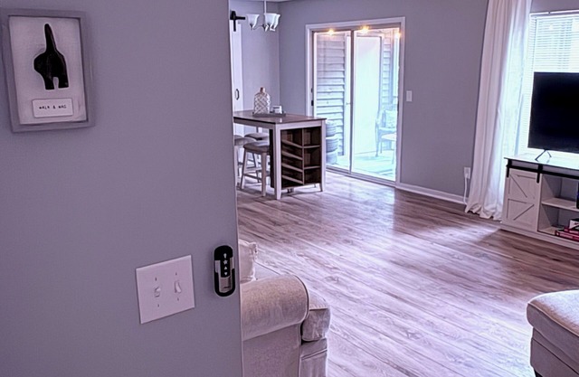 Cozy 2-bedroom condo in lovely North Charleston with WiFi, AC, Fireplace.