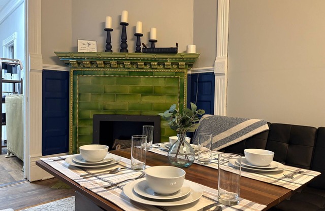 Cozy 2-BR Apt: Full Beds & Comfortable Living Area
