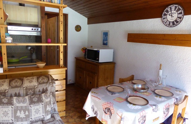 Cozy 2-Room Apartment for 4 at Hameaux du Lay with Balcony & Pool Access, Near Ski Lifts