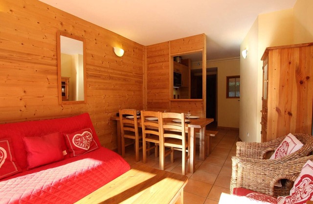 Cozy 2-Room Apartment with Mountain Corner near Ski Lifts - Sleeps 6