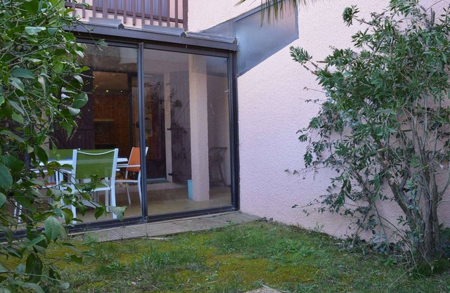 Cozy 2-Room Apartment with Pool, Garden, and Parking, 250m from Beach