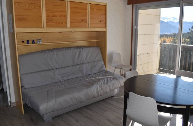 Cozy 2-Room Apartment for 6 with Mountain Views, Terrace & Private Parking in Bolquère