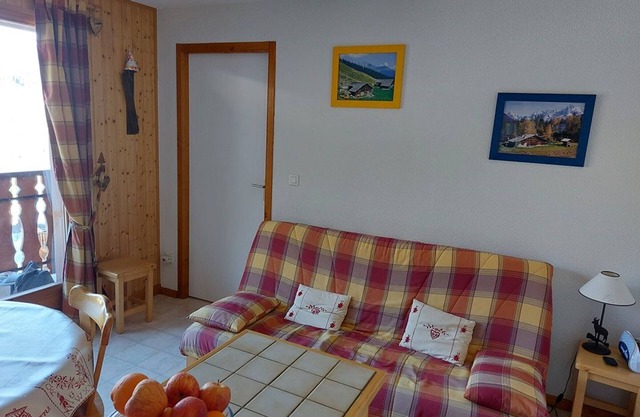 Cozy 2-Room Apartment, 7th Floor, Balcony with Slope Views, Ski-in/Ski-out!