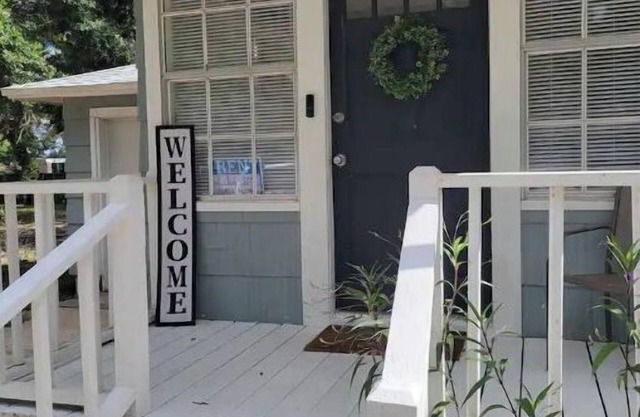 Cozy 2Bd/1Ba Cottage Minutes to Downtown and NAS!