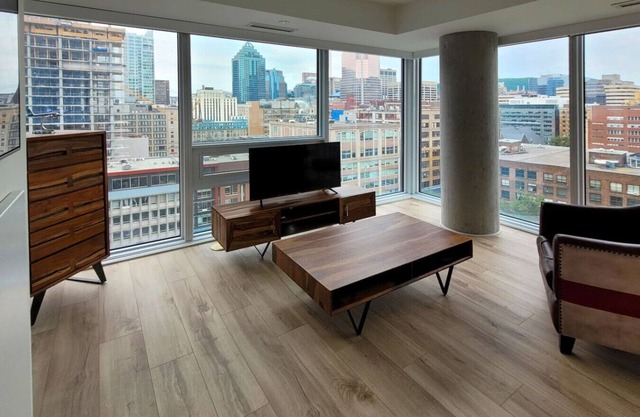 Cozy 2BR Apt with Pool, Workspace and Fire Lounge