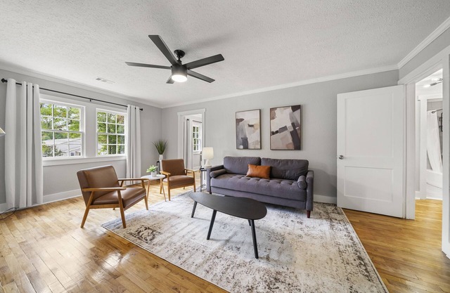Cozy 2BR Cottage in Downtown Warm Springs (A)