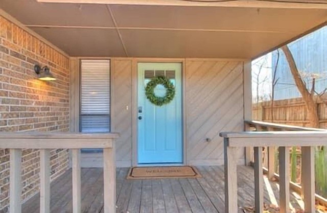 Cozy 3 Bedroom/2 Bath Duplex in Central Edmond w/Double Garage