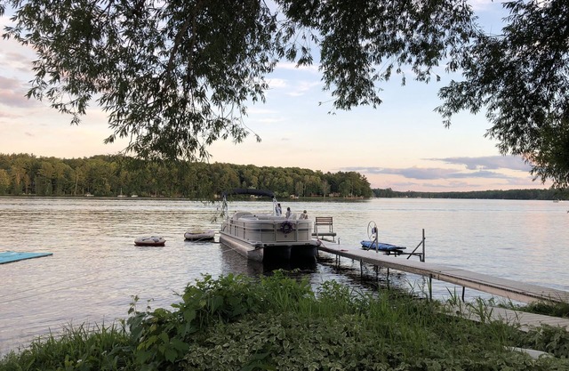 Cozy 3 bedroom cabin on Lake Nebagamon with 85ft of lake frontage sleeps 8!