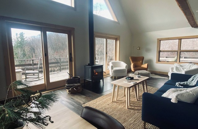 Cozy 3-bedroom cabin in the delightful Driftless area of Wisconsin with WiFi, AC