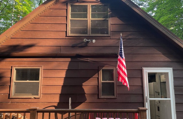 Cozy 3-bedroom cabin near Lakewood on Crystal Clear Maiden Lake