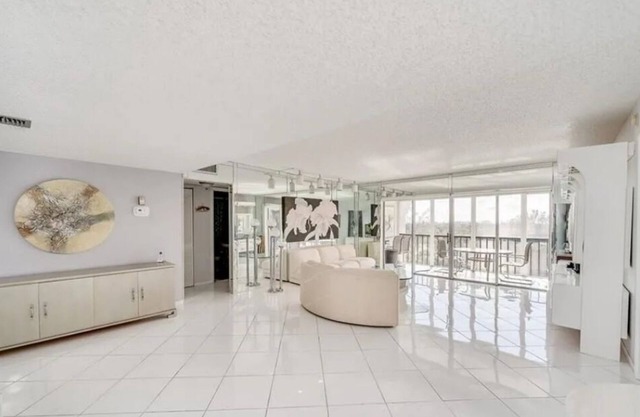 Cozy 3-bedroom condo with WiFi, AC in marvelous Lauderhill